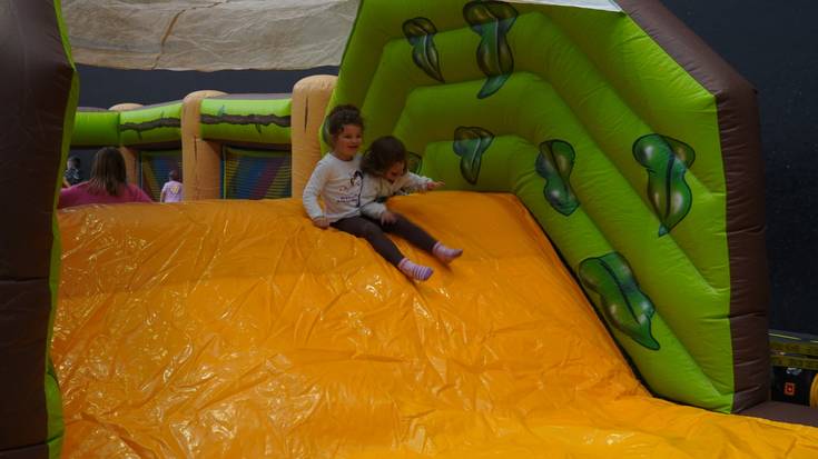 Jolasean, euriari eta hotzari aurre eginez