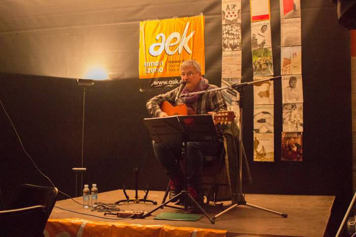 Mikel Markezek hitzaldi musikatua eskaini zuen atzo Zestoan