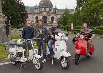 Vespa eta Lambretta motoen dozenaka zale bilduko da igandean herrian