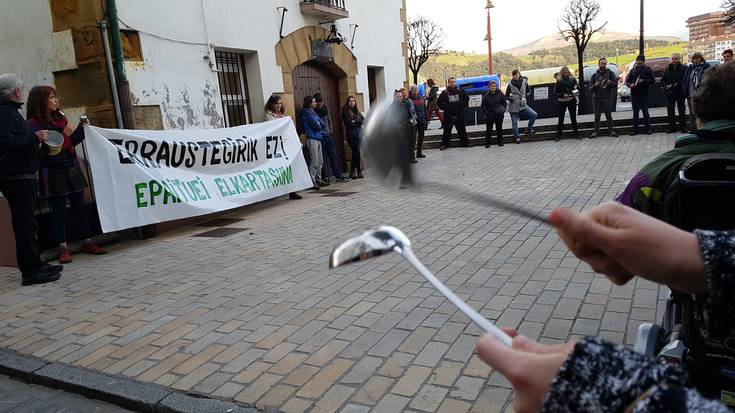 Ainhoa Intxaurrandietari eta Iñaki Errazkini elkartasuna adierazteko kazerolada egin da