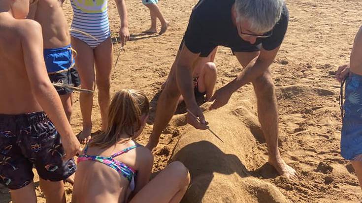 Hondarrarekin eskulturak eginez