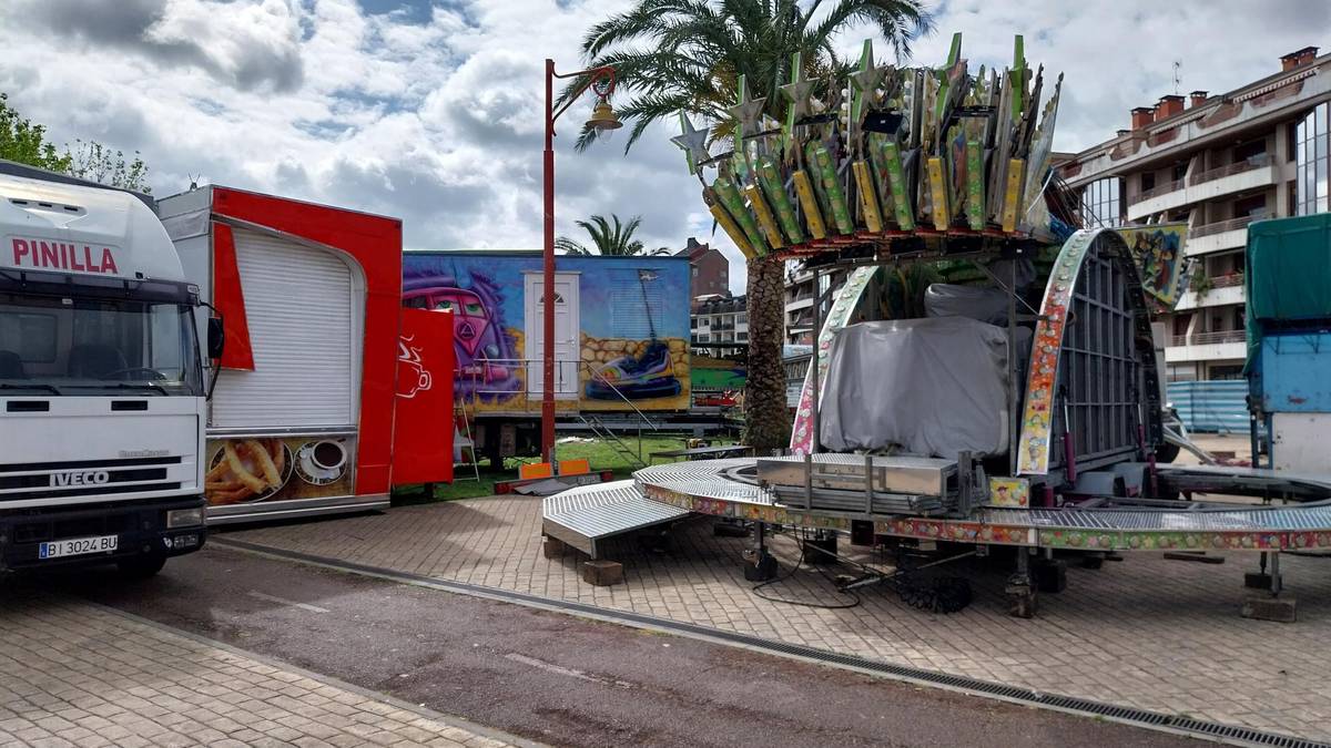 Barrakak jartzen hasi dira Gernika parkean