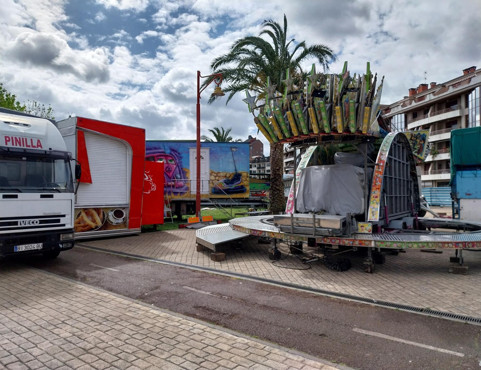 Barrakak jartzen hasi dira Gernika parkean