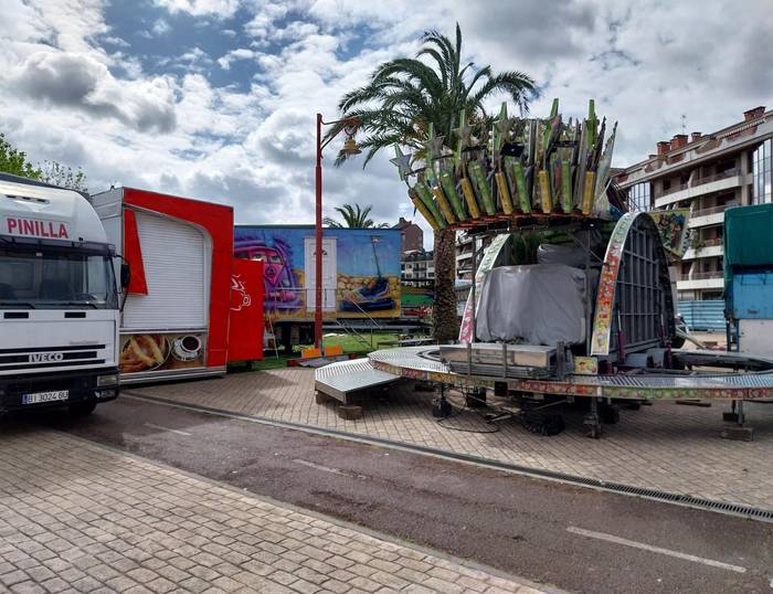 Barrakak jartzen hasi dira Gernika parkean