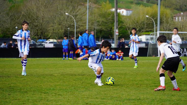 Koparen bila ari dira jada futbolari gaztetxoak