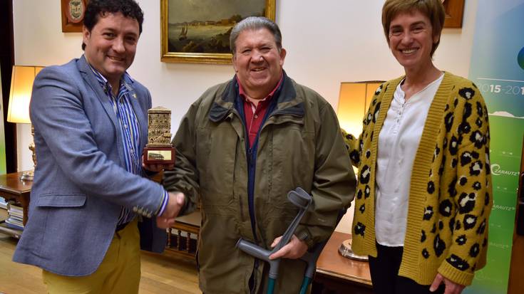 Xanti Iruretagoienak 100 argazki album inguru eman dizkio udalari, doan