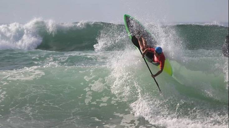 Kayak surf eta waveski txapelketak jokatuko dituzte larunbatean