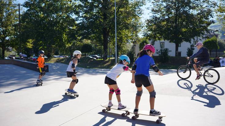 Neska gazteek eta emakumeek hartu dute Izarraitz skate parkea