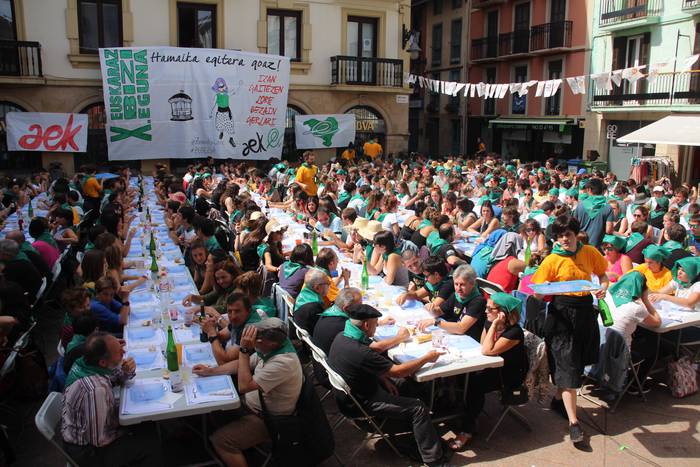 Astelehena izango da Euskaraz Bizi Eguneko herri bazkarirako txartelak eskuratzeko azken eguna