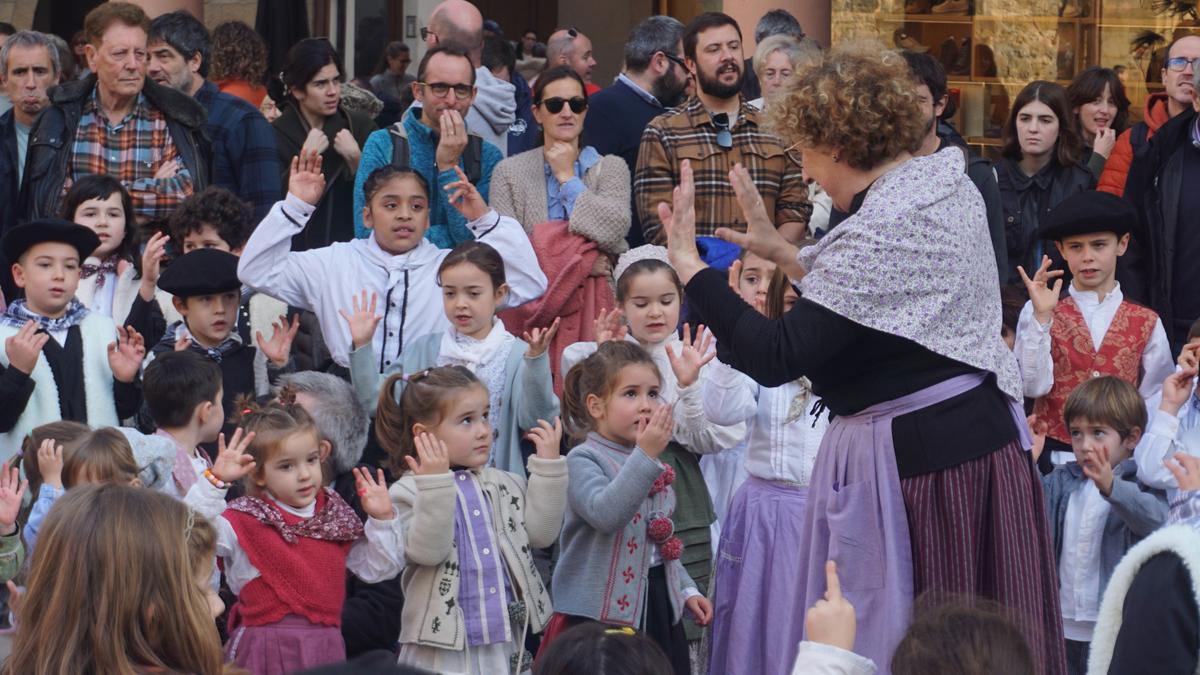 Kantuan eta dantzan hasi dute eguna herriko gaztetxoek