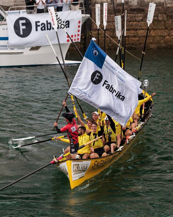 Fabrika Bandera irabazi du Oriok, haizeari eta olatuei aurre eginez
