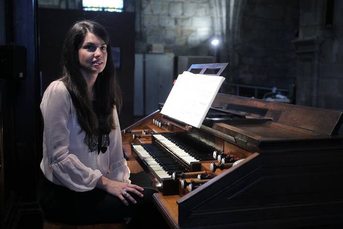 Miriam Cepeda organistaren eta EHU zein Iraurgi abesbatzen kontzertua