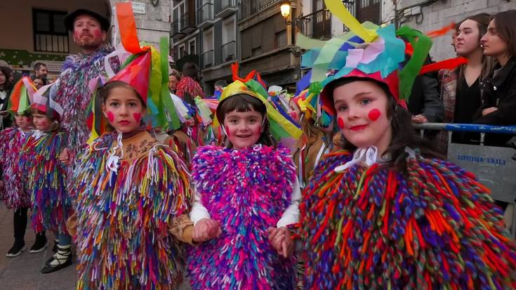 Euskal inauterien koloreek eta doinuek jantzi dute Azpeitia