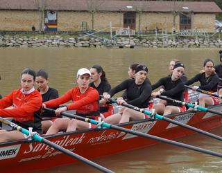 Lan bikaina egin dute Zumaiako emakumeek 32. Oriaren Traineru Jaitsieran