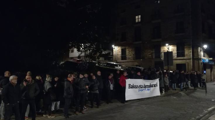 Azken atxiloketak salatu eta bakearen eta demokraziaren aldeko aldarria kalera atera dute