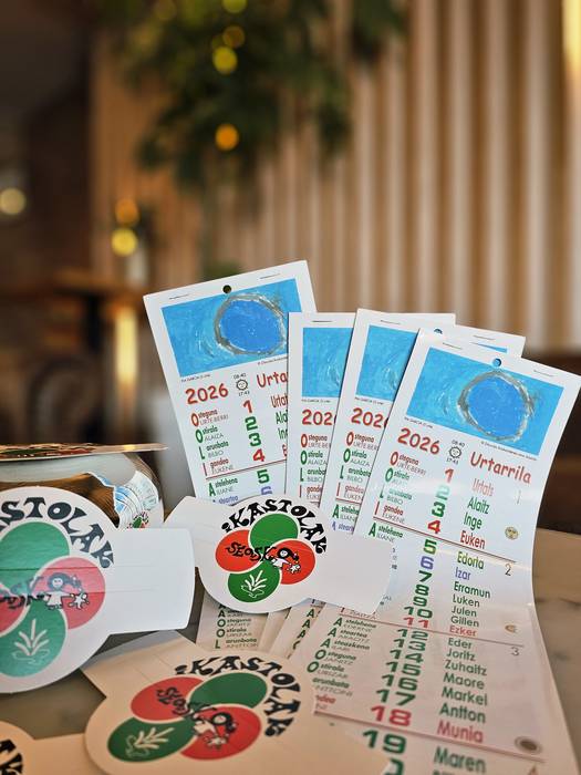 Seaskaren egutegiak salgai daude Zumaienan