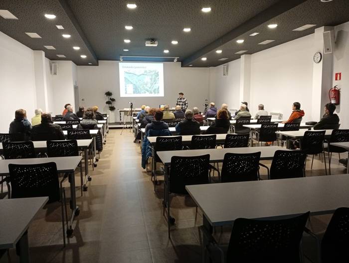 Iruña Veleiako aztarnategia izan dute mintzagai Urola Erdiko Nafar Zuztarrekoek