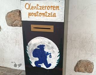 Olentzerorentzako gutunak uzteko postontzia jarri dute Estalapean