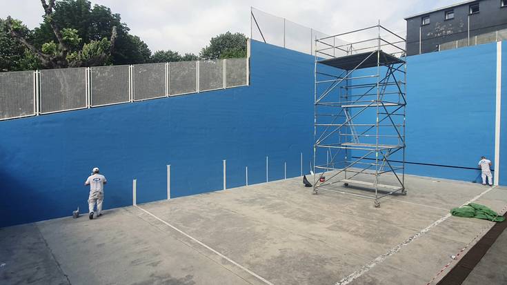 Datozen egunetan bukatuko dute margotzen Iñurritzako frontoia