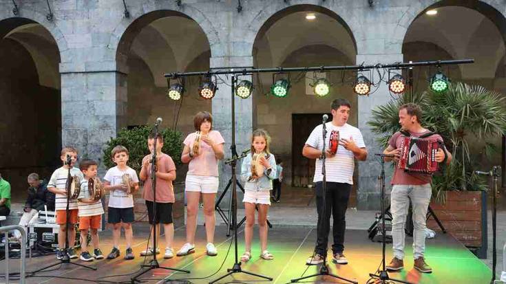 Erromeriak hartu zuen atzo arratsaldean Azkoitiko plaza