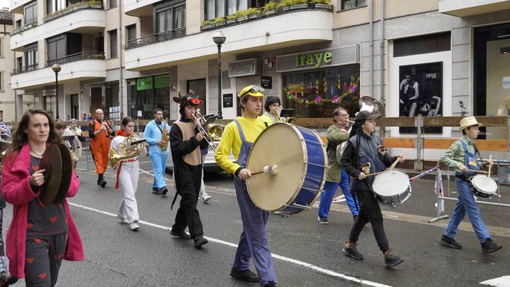 Banda Gazteak alaitu du Astearte Karnabaleko eguerdia