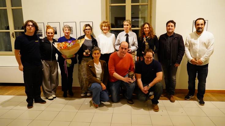 Lau begirada desberdin, argazki mostra batean