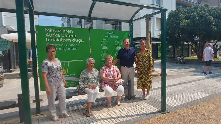 Minbiziaren Aurka Gipuzkoan elkarteak bere jarduerari buruzko informazioa jarri du herriko bi markesinatan