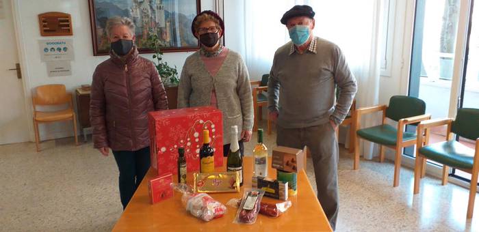 Hasi dira Hogarreko opariak banatzen