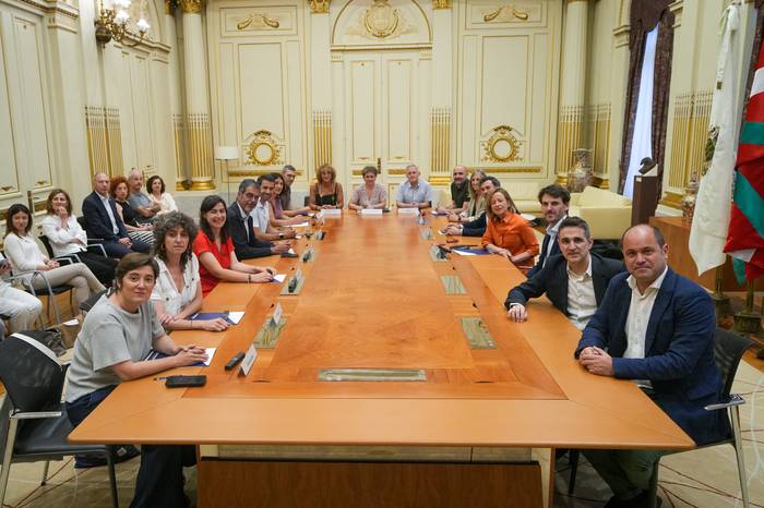 Iraurgi Berritzenek lankidetza hitzarmena berritu du foru aldundiarekin