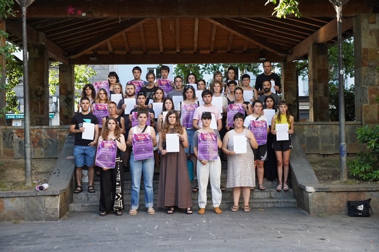 Herriarteko finalaren harira antolatutako poteoa bertan behera utzi dute, bertso irakasle baten eraso salaketak tarteko