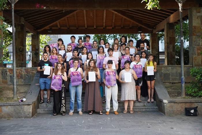 Herriarteko finalaren harira antolatutako poteoa bertan behera utzi dute, bertso irakasle baten eraso salaketak tarteko