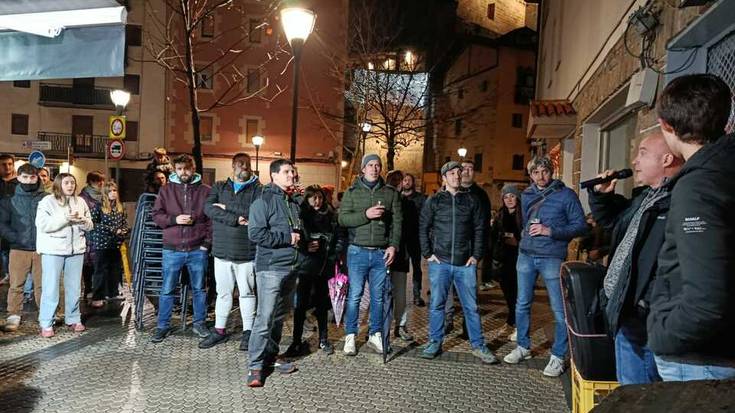 Bertsoak eta ardo kopak, arratsalde pasa egiteko