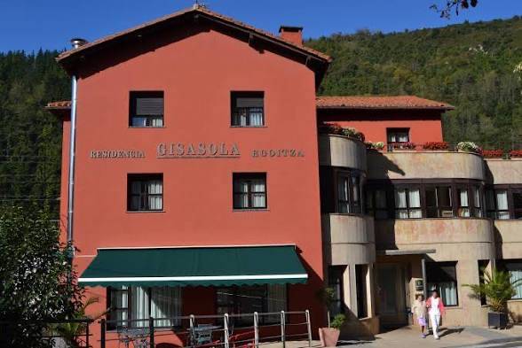 Gisasola egoitzako logela batean izandako sutean pertsona batek erredurak izan ditu