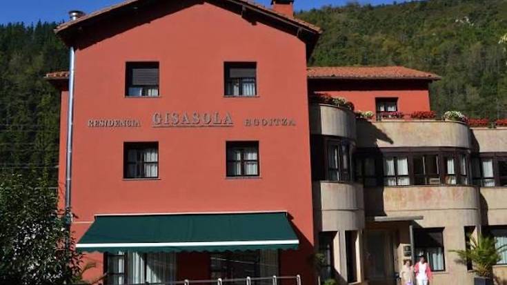 Gisasola egoitzako logela batean izandako sutean pertsona batek erredurak izan ditu