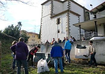 Hamar familia hasi dira auzokonposta egiten Zumaiako Oikia auzoan