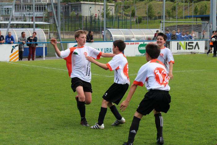 ARGAZKI BILDUMA: Eskolarteko futboleko finalak jokatu dituzte Azpeitian