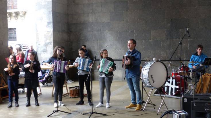 Euskal musika tresnak eta dantzariak Taldez-Talderen bigarren emanaldian