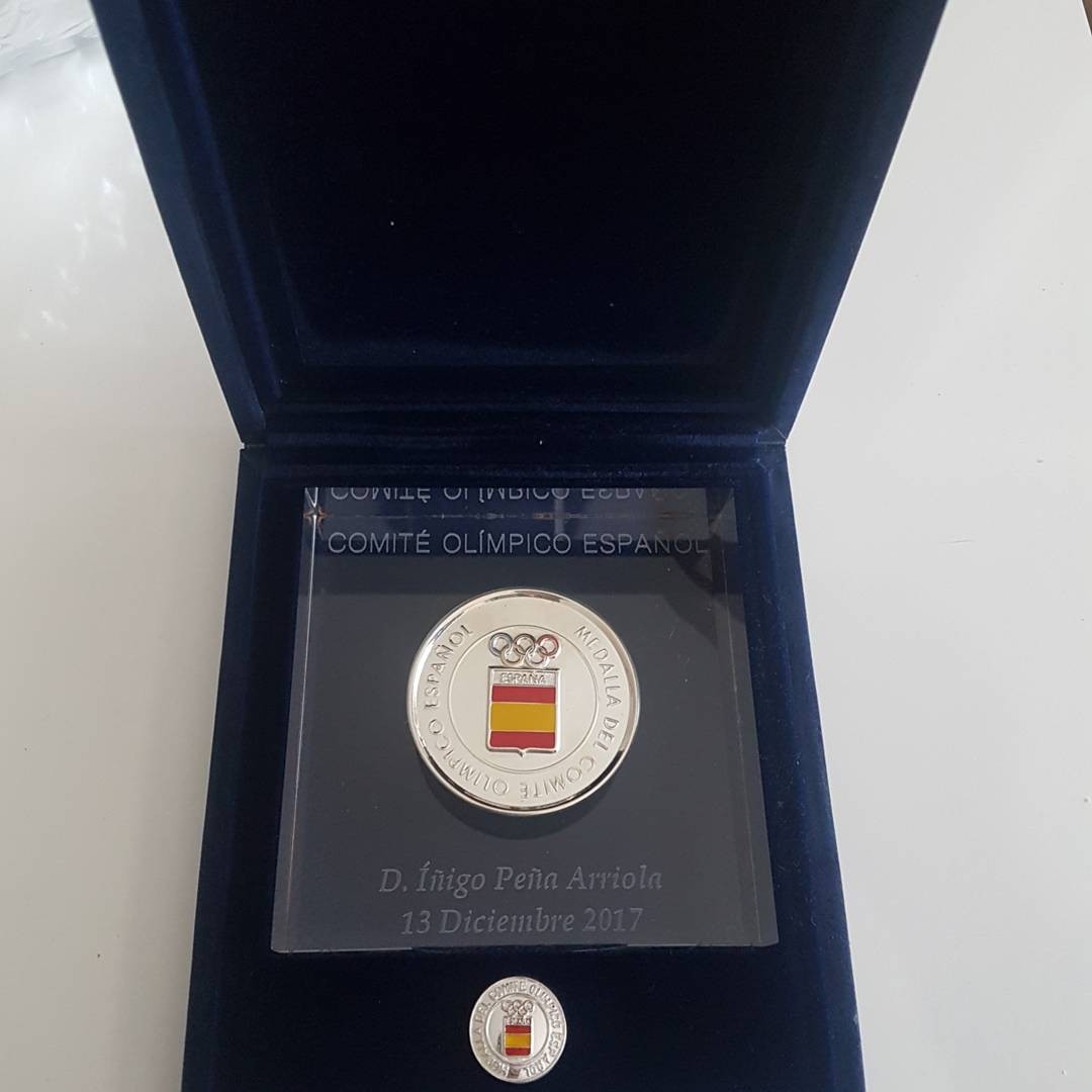 Espainiako Olinpiar Batzordeak emandako intsignia jaso du Iñigo Peñak