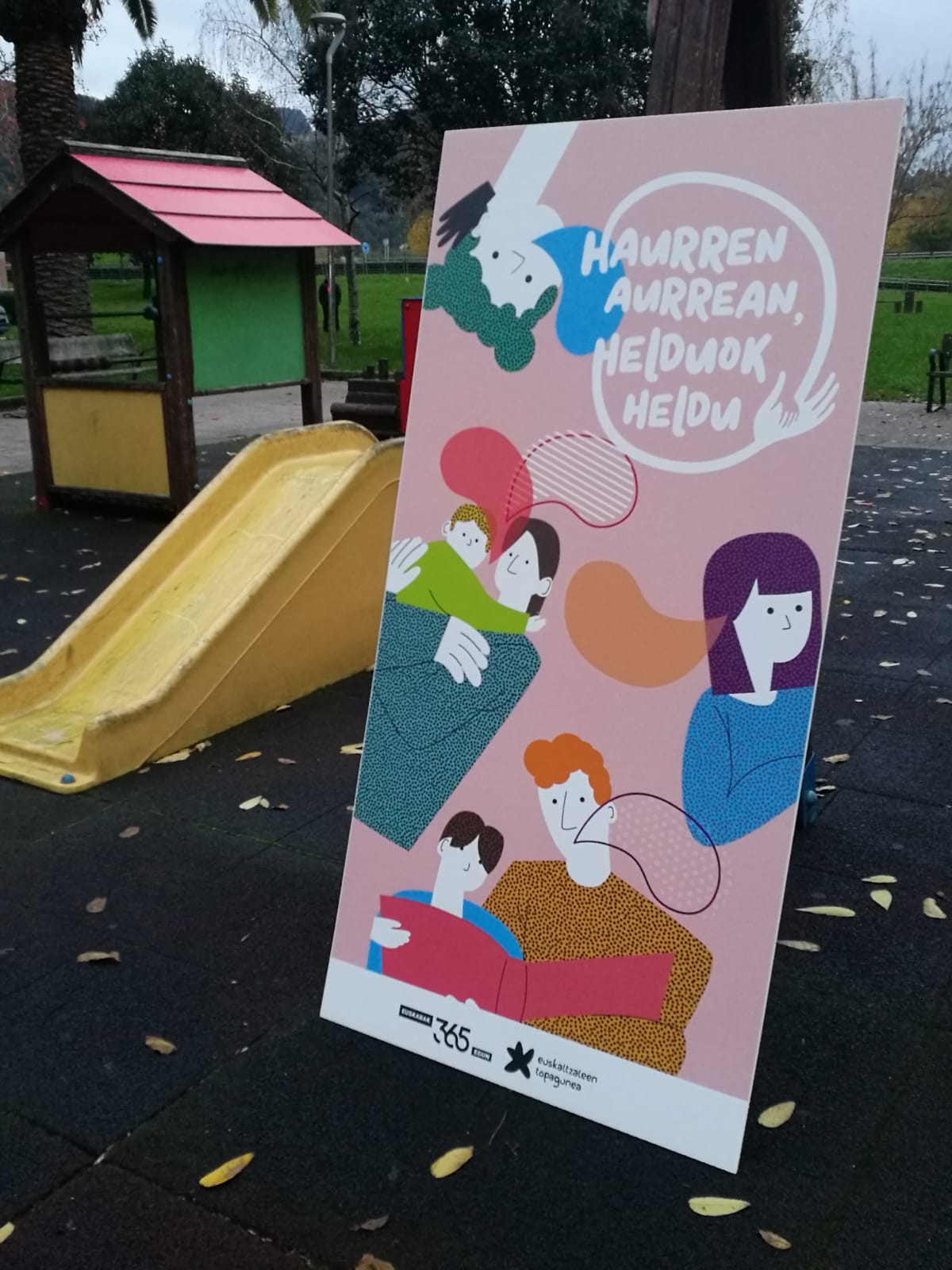 Haurren aurrean helduok heldu