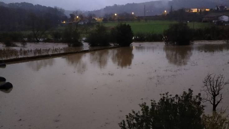 Urolak gainezka egin du Oikian, Torrontegi baserriaren parean