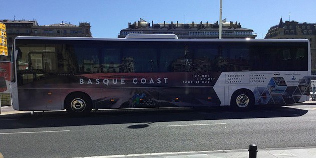 Zumaia, Getaria eta Zarautz zeharkatzen dituen autobus turistikoak zeresana sortu du udalbatzarrean