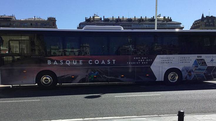 Zumaia, Getaria eta Zarautz zeharkatzen dituen autobus turistikoak zeresana sortu du udalbatzarrean