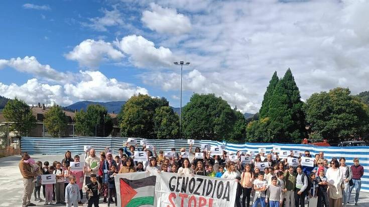 Palestinaren alde eta genozidioa salatzeko elkartu dira Izarraizpen eta Ikasberrin