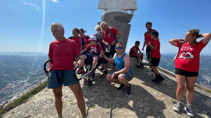 Boluntarioak eskatu dituzte ibili ezin duten haurrak Xoxotera igotzeko