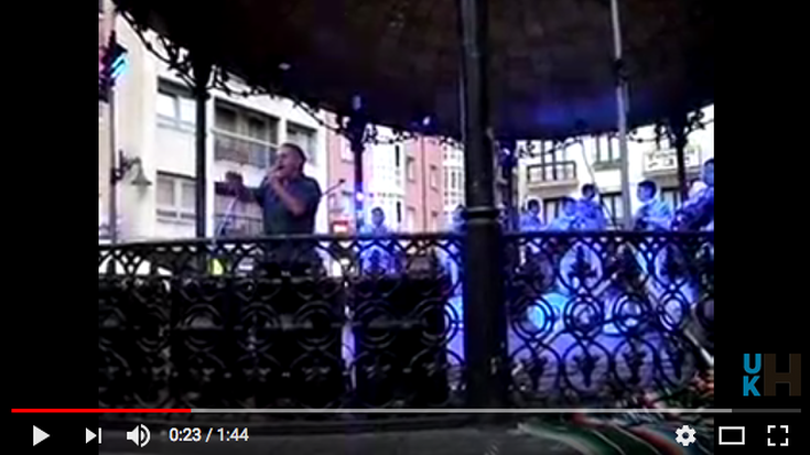 Bideoa: Xabier Saldias, mariatxiekin abesten atzo Musika plazan