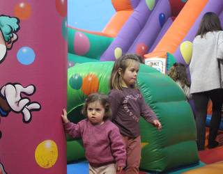 Puzgarrietan saltoka eta txokolate beroa hartuta, haurrak arduratu dira santainesak abiatzeaz