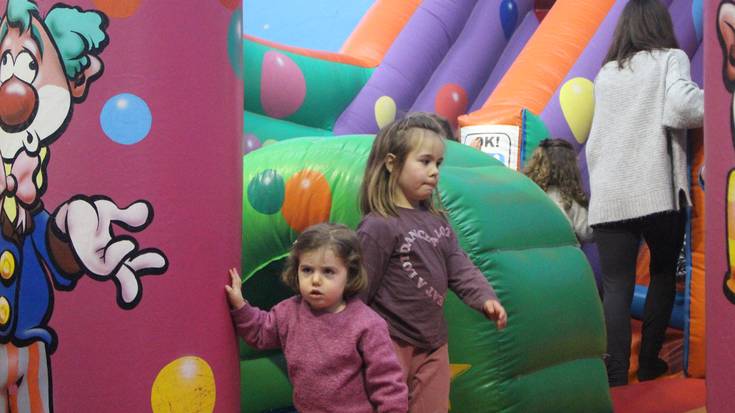 Puzgarrietan saltoka eta txokolate beroa hartuta, haurrak arduratu dira santainesak abiatzeaz