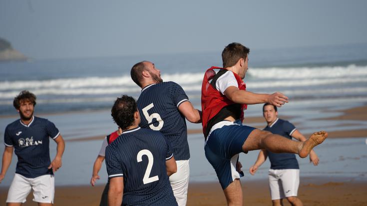 Azkoitiko bi taldek garaipenarekin hasi dute Zarauzko Hondartzako Futbol Txapelketa