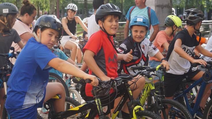 Pedalak gogor astinduz hasi dute eguna herriko gaztetxoek
