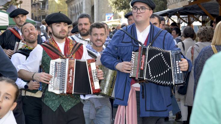 Giro ederrean ospatzen ari dira aspaldiko San Andres egunik jendetsuena